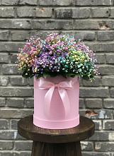 Цветочная композиция из Гипсофила и Розы в шляпной коробке в Саргатском