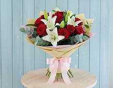 Букет цветов из:  Лилии и Розы в Саргатском