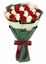 Букет Микс из красных и белых роз в Саргатском