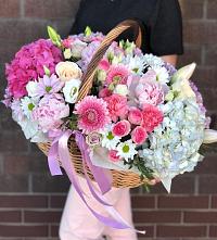 Композиция солнечный день в Саргатском Цветочная композиция из Розы, Хризантемы, Пионы и Лизиантусы в корзине в Саргатском