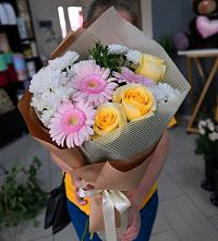 Букет цветов из:  Герберы, Розы и Хризантемы в Саргатском