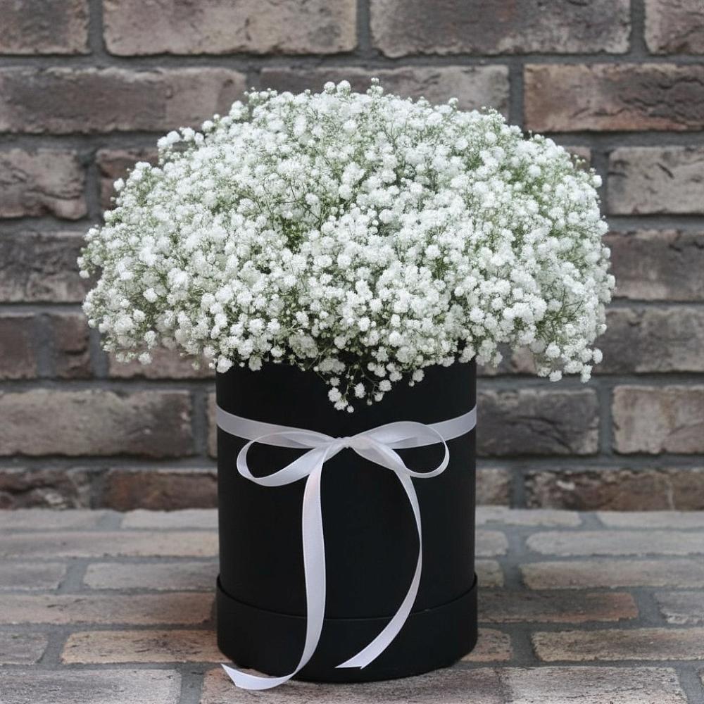 Цветочная композиция из Гипсофила в шляпной коробке в Саргатском