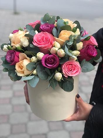 Цветочная композиция из Розы в шляпной коробке в Саргатском