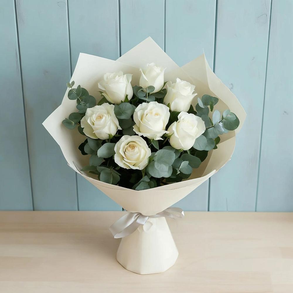 Букет Белые розы в Эвкалипте в Саргатском
