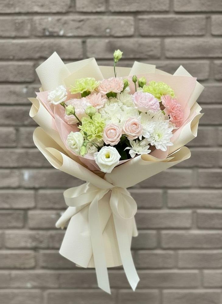 Букет цветов из: Гвоздики, Розы, Лизиантусы и Хризантемы в Саргатском