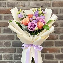 Букет цветов из:  Лизиантусы и Розы в Саргатском