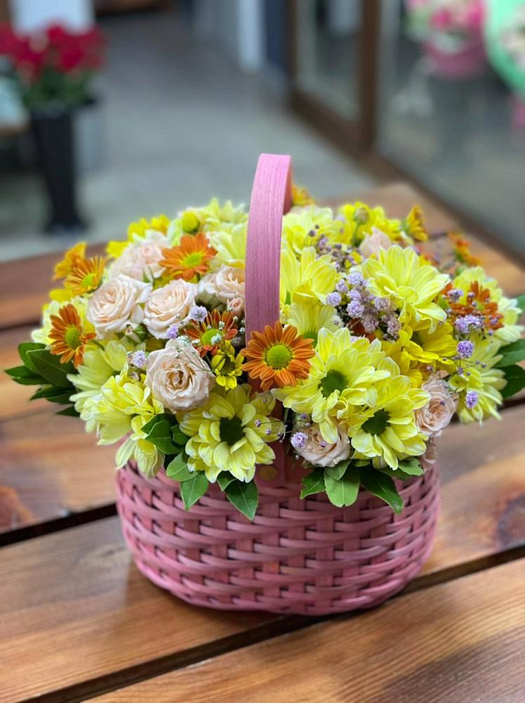 Цветочная композиция из Хризантемы и Розы в корзине в Саргатском