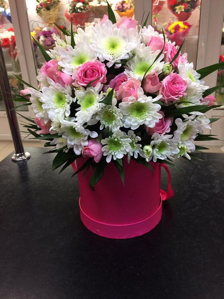 Цветочная композиция из Розы и Хризантемы в шляпной коробке в Саргатском