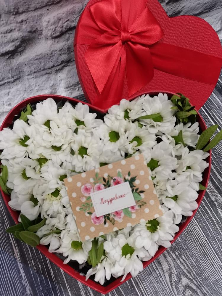 Цветочная композиция из Хризантемы в виде сердца в Саргатском