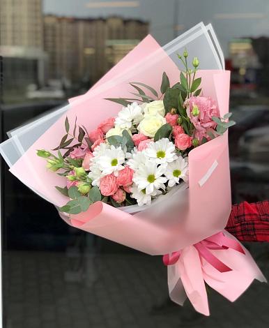 Букет цветов из: Розы, Лизиантусы и Хризантемы в Саргатском